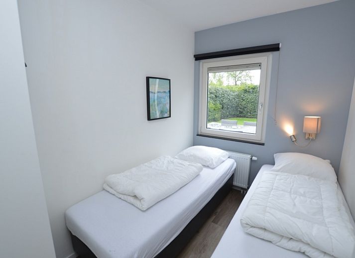 Bright living room of Tempelierweg 16 - de Brunaire, vacation home in De Dennen, Texel overlooking green garden.