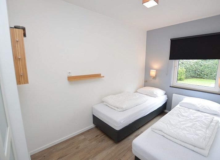 Bright living room of Tempelierweg 16 - de Brunaire, vacation home in De Dennen, Texel overlooking green garden.