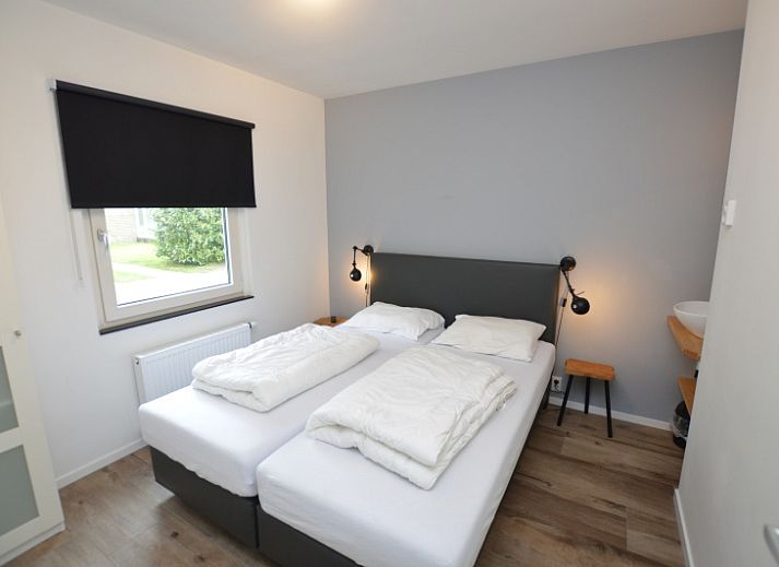 Bright living room of Tempelierweg 16 - de Brunaire, vacation home in De Dennen, Texel overlooking green garden.