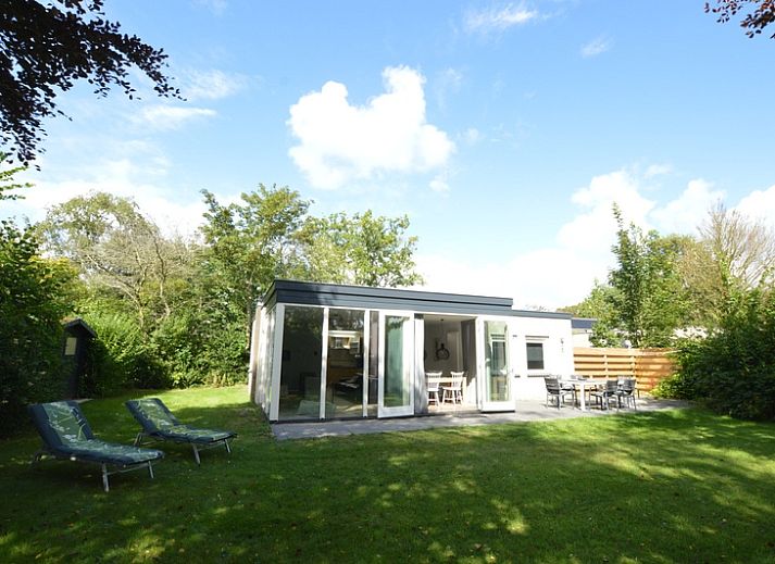 Bright living room of Tempelierweg 16 - de Brunaire, vacation home in De Dennen, Texel overlooking green garden.