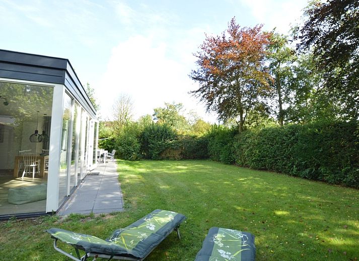 Comfortable sitting area in Tempelierweg 16 - de Brunaire, Texel, with modern furnishings and large windows.