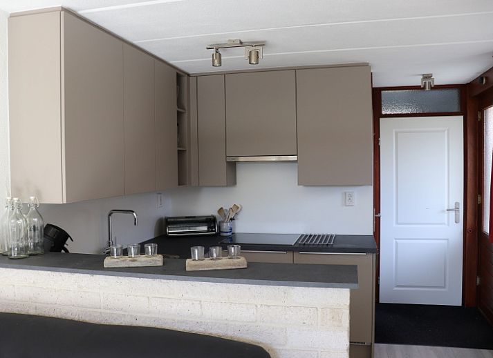 Vakantiehuis Gortersmient 216 in De Dennen, Texel met zonnig terras en comfortabele buitenzitplaatsen.