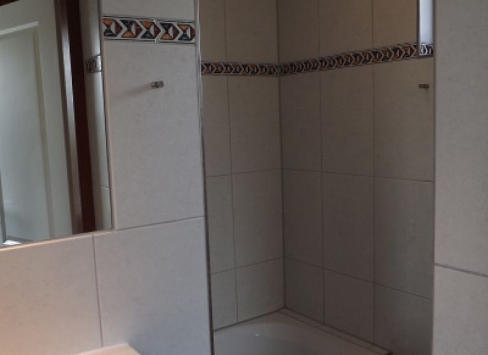 Vakantiehuis Gortersmient 216 in De Dennen, Texel met zonnig terras en comfortabele buitenzitplaatsen.