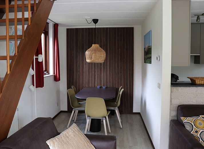 Vakantiehuis Gortersmient 216 in De Dennen, Texel met zonnig terras en comfortabele buitenzitplaatsen.