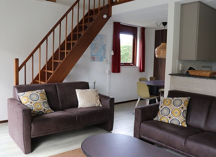 Moderne keuken in Vakantiehuis Gortersmient 216, De Dennen, Texel met strakke kastjes en stijlvolle inrichting.