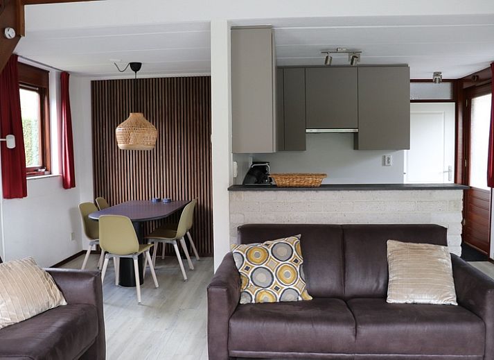 Moderne keuken in Vakantiehuis Gortersmient 216, De Dennen, Texel met strakke kastjes en stijlvolle inrichting.