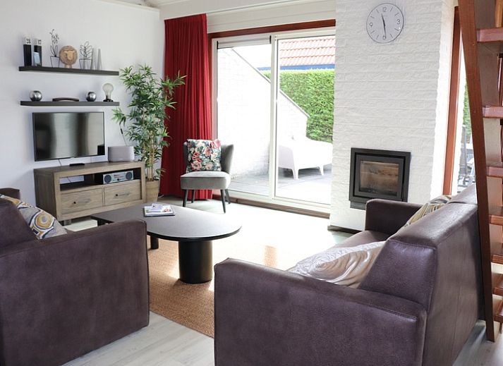 Moderne keuken in Vakantiehuis Gortersmient 216, De Dennen, Texel met strakke kastjes en stijlvolle inrichting.