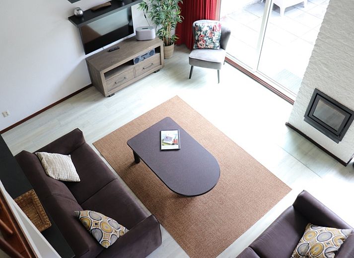 Moderne keuken in Vakantiehuis Gortersmient 216, De Dennen, Texel met strakke kastjes en stijlvolle inrichting.