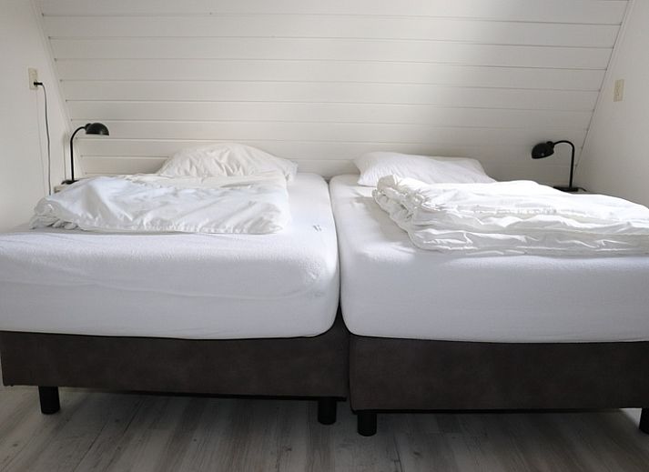 Moderne keuken in Vakantiehuis Gortersmient 216, De Dennen, Texel met strakke kastjes en stijlvolle inrichting.