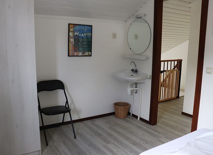 Compacte badkamer in Vakantiehuis Gortersmient 216, De Dennen, Texel met toilet en wastafel.