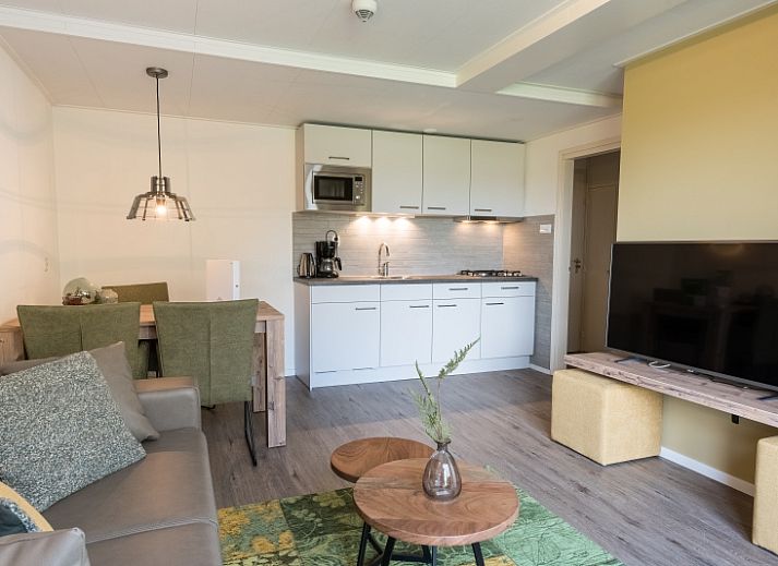 Gemuetliches Wohnzimmer des Appartements Bos en Duin 32 in De Dennen, Texel mit komfortabler Einrichtung.