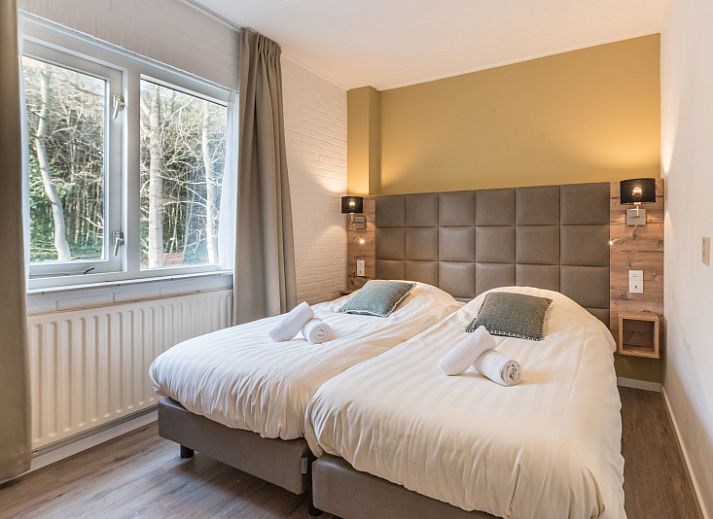 Moderne Sitzecke im Appartement Bos en Duin 32, De Dennen, Texel mit Blick auf die Natur.