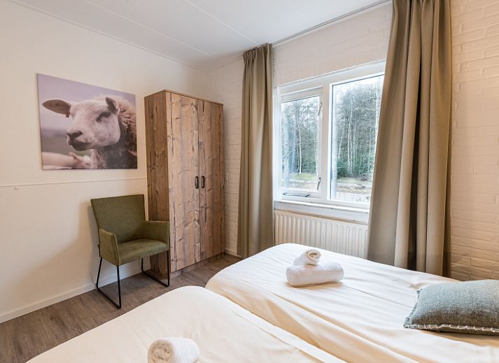 Moderne Sitzecke im Appartement Bos en Duin 32, De Dennen, Texel mit Blick auf die Natur.