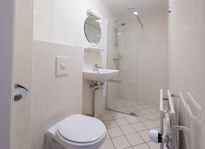 Moderne Sitzecke im Appartement Bos en Duin 32, De Dennen, Texel mit Blick auf die Natur.