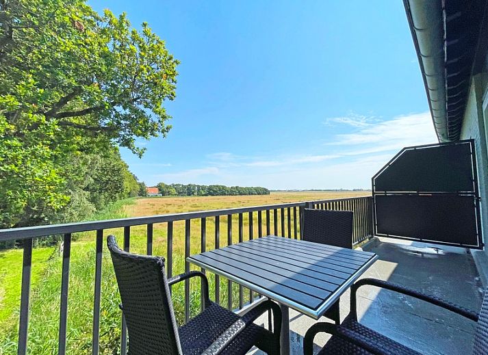 Moderne Sitzecke im Appartement Bos en Duin 32, De Dennen, Texel mit Blick auf die Natur.