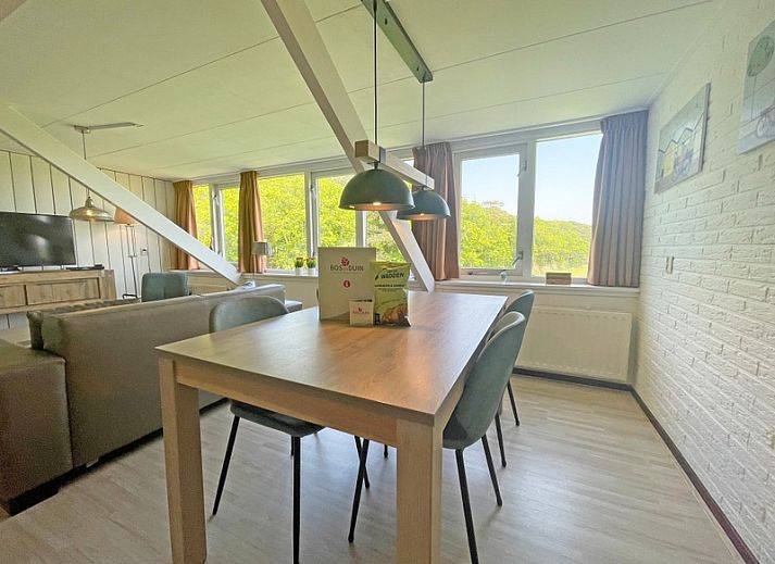 Geraeumiges Wohnzimmer im Apartment Bos en Duin 35, De Dennen, Texel mit moderner Einrichtung und Blick auf die Natur.