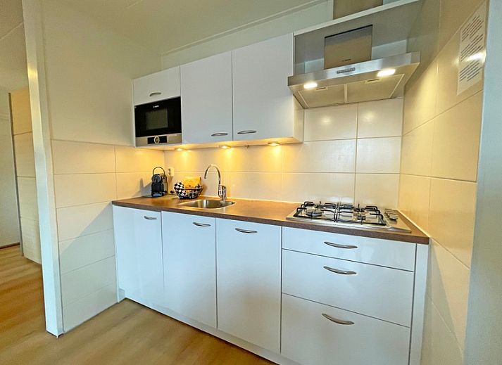 Geraeumige Sitzecke im Apartment Bos en Duin 34, De Dennen, Texel mit modernen Moebeln.