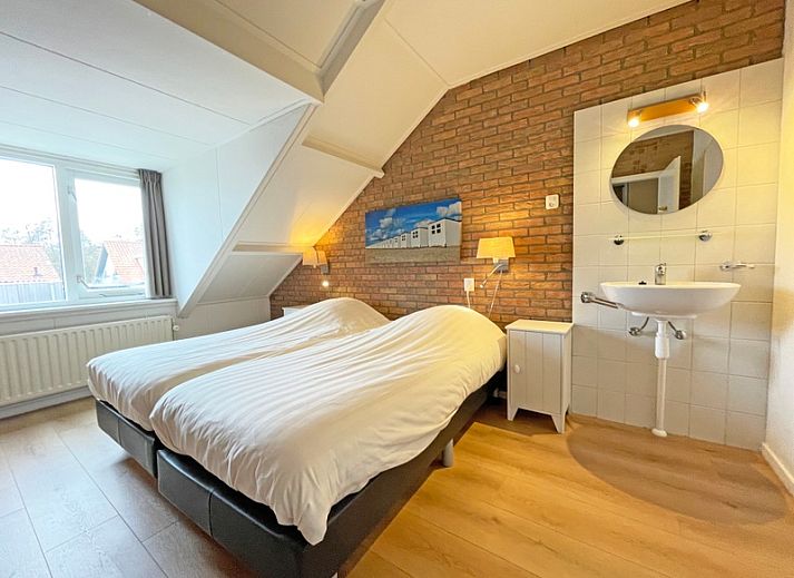 Geraeumige Sitzecke im Apartment Bos en Duin 34, De Dennen, Texel mit modernen Moebeln.