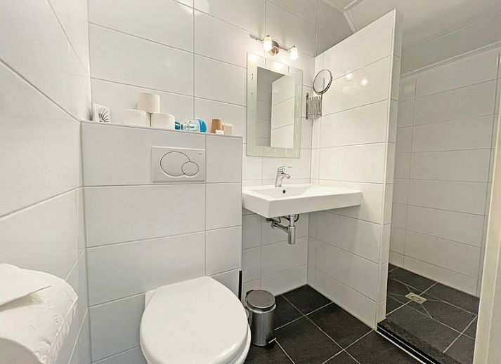 Geraeumige Sitzecke im Apartment Bos en Duin 34, De Dennen, Texel mit modernen Moebeln.