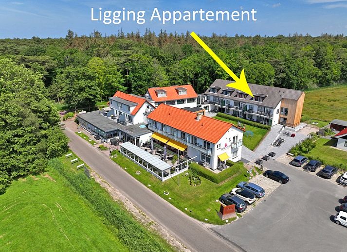 Geraeumige Sitzecke im Apartment Bos en Duin 34, De Dennen, Texel mit modernen Moebeln.