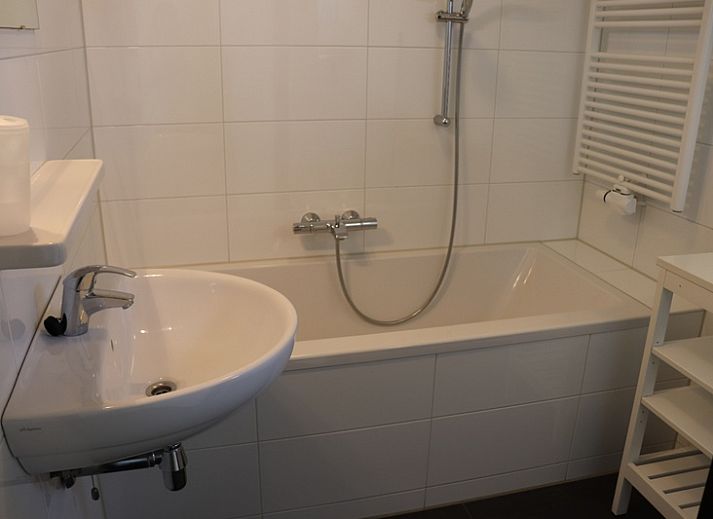 Essecke und Kueche im Ferienhaus Gortersmient 324, De Dennen, Texel, ideal fuer Familienessen und geselliges Beisammensein.