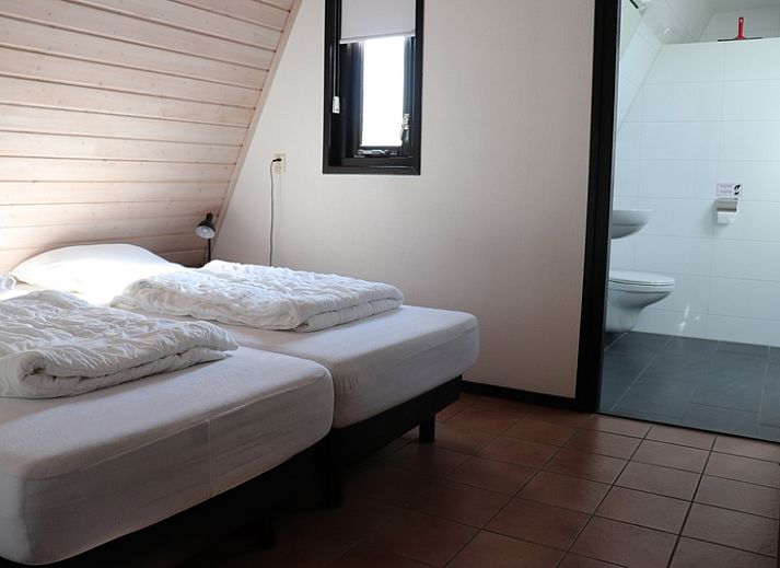 Essecke und Kueche im Ferienhaus Gortersmient 324, De Dennen, Texel, ideal fuer Familienessen und geselliges Beisammensein.