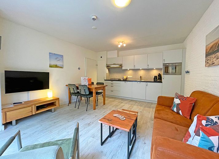Spacious living room in Apartment Bos en Duin 08, De Dennen, Texel, with modern kitchen and comfortable seating area.