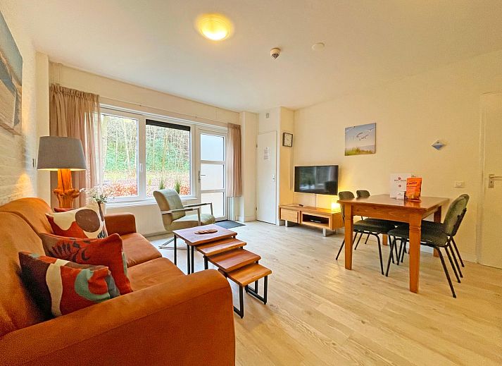 Spacious living room in Apartment Bos en Duin 08, De Dennen, Texel, with modern kitchen and comfortable seating area.