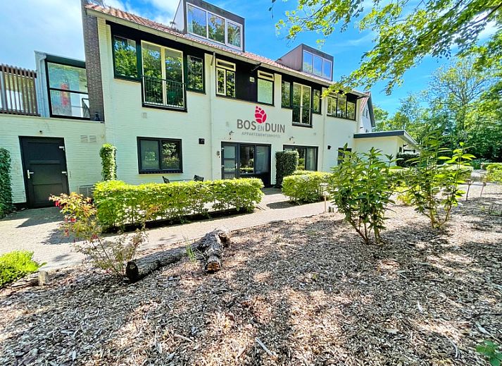 Cozy sitting area in Apartment Bos en Duin 08, De Dennen, Texel, overlooking the green surroundings.