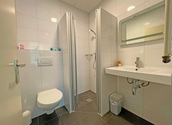 Bright and spacious dining room in Apartment Bos en Duin 04, De Dennen, Texel with wooden table and modern chairs.