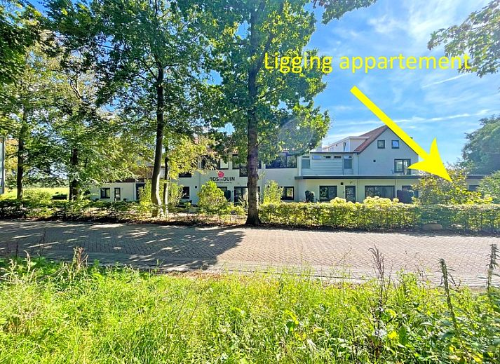 Stylish sitting area in Apartment Bos en Duin 04, De Dennen, Texel with flat-screen TV and colorful accents.