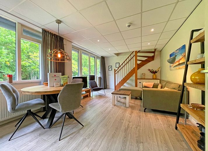 Gemuetliches Wohnzimmer im Appartement Bos en Duin 23, De Dennen, Texel mit Blick auf die Natur.