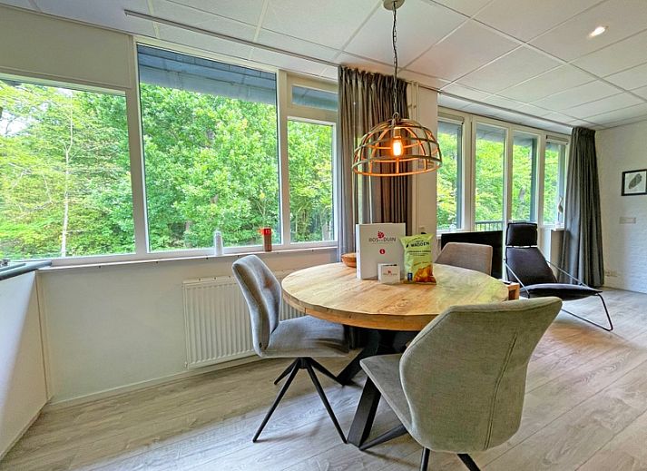 Moderne Sitzecke im Appartement Bos en Duin 23, Texel mit komfortablen Moebeln in De Dennen.