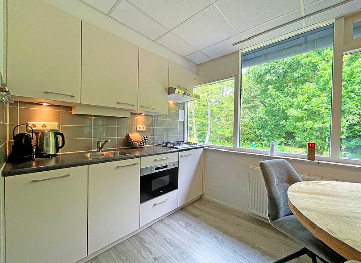 Moderne Sitzecke im Appartement Bos en Duin 23, Texel mit komfortablen Moebeln in De Dennen.