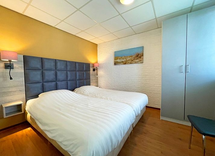 Helles Wohnzimmer des Appartements Bos en Duin 18 in De Dennen, Texel, mit modernen Moebeln und herrlicher Aussicht.