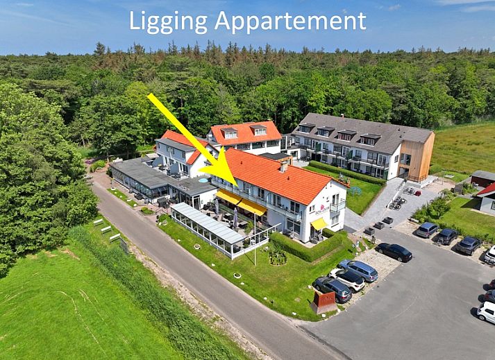 Helles Wohnzimmer des Appartements Bos en Duin 18 in De Dennen, Texel, mit modernen Moebeln und herrlicher Aussicht.