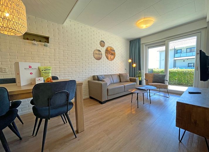 Gemuetliches Wohnzimmer im Appartement Bos en Duin 11, De Dennen Texel mit moderner Einrichtung und viel Licht.