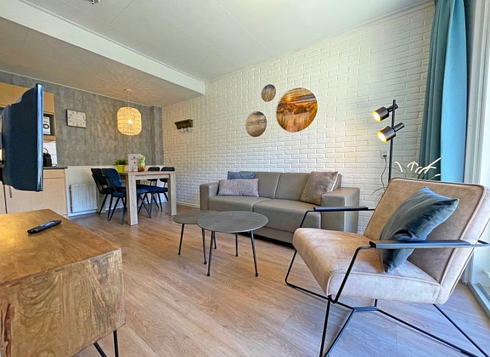 Gemuetliches Wohnzimmer im Appartement Bos en Duin 11, De Dennen Texel mit moderner Einrichtung und viel Licht.