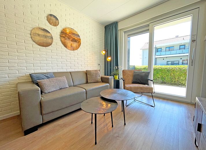 Gemuetliches Wohnzimmer im Appartement Bos en Duin 11, De Dennen Texel mit moderner Einrichtung und viel Licht.