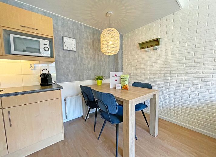 Gemuetliches Wohnzimmer im Appartement Bos en Duin 11, De Dennen Texel mit moderner Einrichtung und viel Licht.