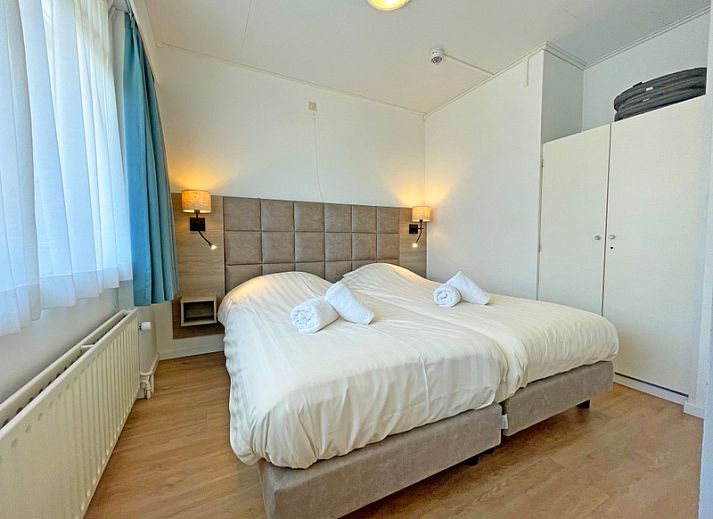 Stilvolle Sitzecke im Apartment Bos en Duin 11, De Dennen Texel mit bequemen Sofas und Gartenblick.