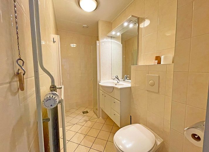 Stilvolle Sitzecke im Apartment Bos en Duin 11, De Dennen Texel mit bequemen Sofas und Gartenblick.