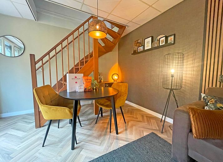 Gemuetliches Wohnzimmer im Appartement Bos en Duin 24, De Dennen, Texel mit bequemem Sofa und stimmungsvoller Beleuchtung.