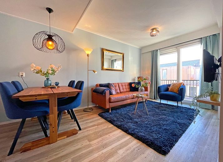 Cozy living room in Apartment Bos en Duin 27, De Dennen, Texel with modern furnishings and lots of light.