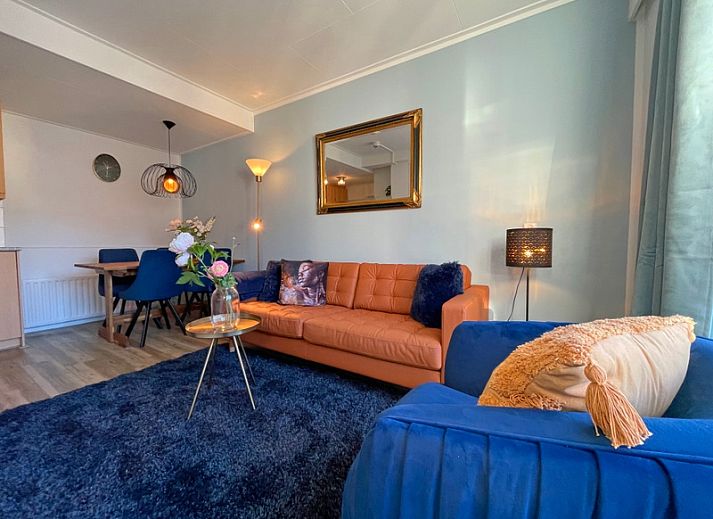 Cozy living room in Apartment Bos en Duin 27, De Dennen, Texel with modern furnishings and lots of light.