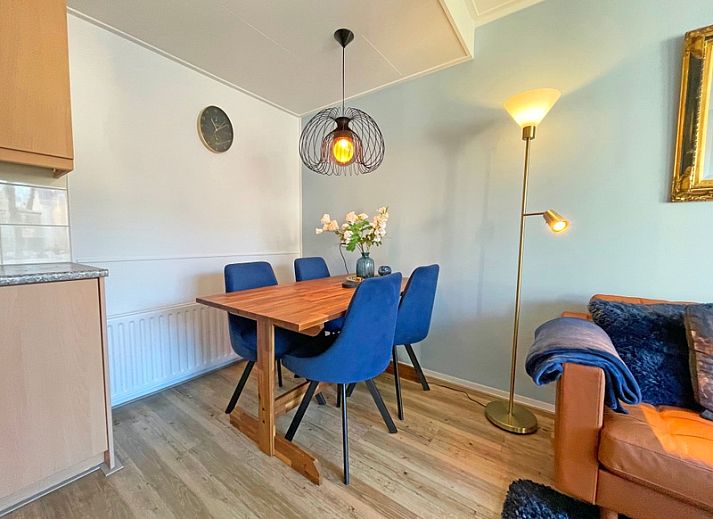Cozy living room in Apartment Bos en Duin 27, De Dennen, Texel with modern furnishings and lots of light.