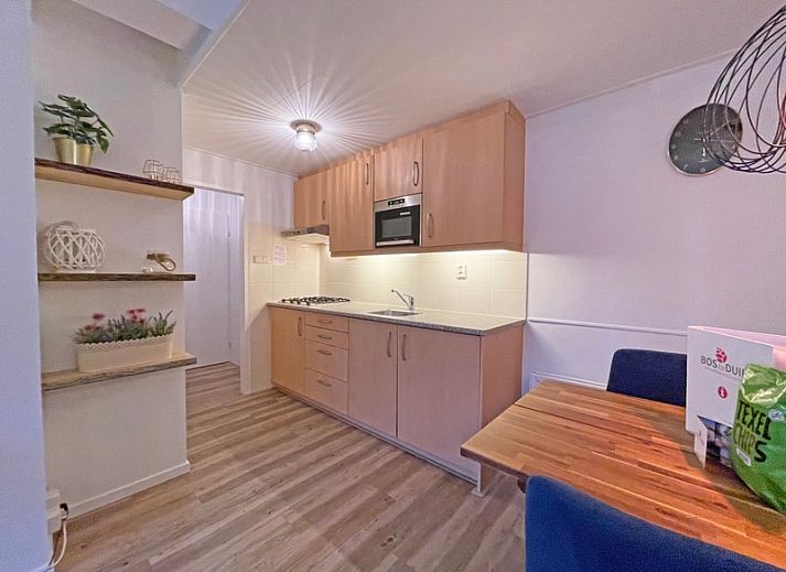 Cozy living room in Apartment Bos en Duin 27, De Dennen, Texel with modern furnishings and lots of light.