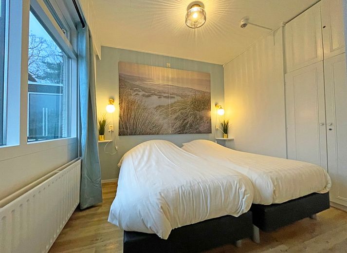 Stylishly furnished sitting area in Apartment Bos en Duin 27, De Dennen, Texel with comfortable sofa and decorative elements.