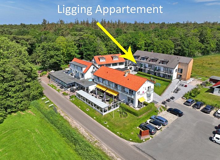 Stylishly furnished sitting area in Apartment Bos en Duin 27, De Dennen, Texel with comfortable sofa and decorative elements.