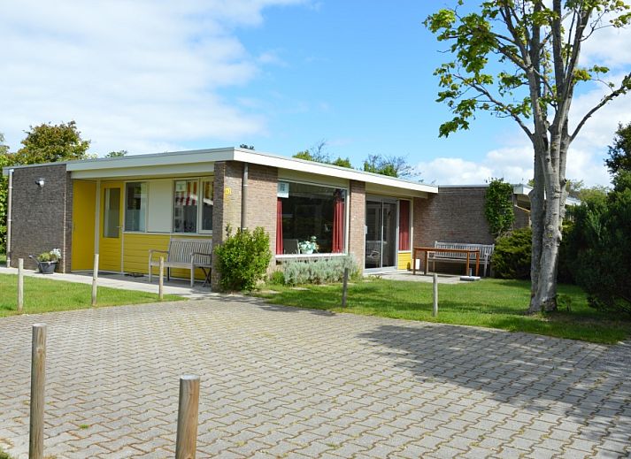 Bungalow Verste Coogh 62 in De Dennen, Texel mit sonniger Terrasse und gruener Umgebung.